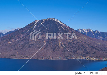 半月山展望所から見た残雪の男体山、市街 49101369
