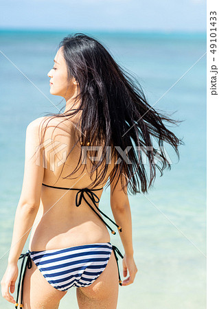 水着の若い女性 水着の若い女性 49101433