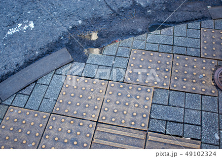交差点の歩道・横断歩道・点字ブロック・朝 49102324