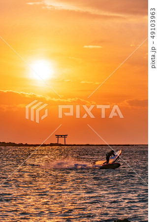 葉山の夕日とウィンドサーファー(神奈川県 葉山森戸) 葉山の夕日とウィンドサーファー(神奈川県 葉山森戸) 49103963