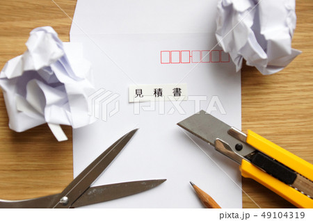 封筒に入った見積書と鉛筆などの事務用品 49104319