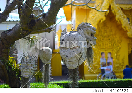 タイのチェンライにある白い地獄寺にあるバットマンの顔の像 タイのチェンライにある白い地獄寺にあるバットマンの顔の像 49106327