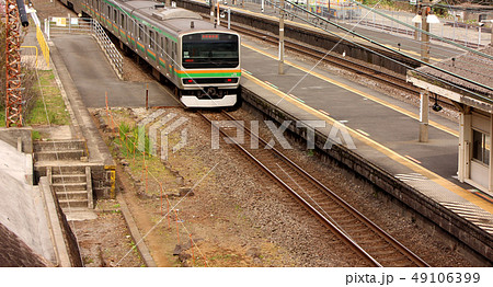 東海道線根府川駅を発車した上り電車 東海道線根府川駅を発車した上り電車 49106399