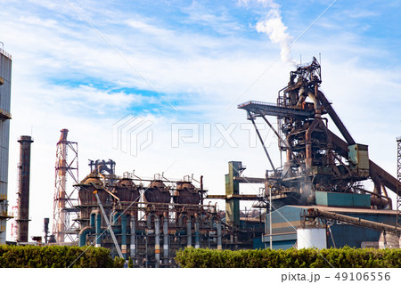 青空に映える英哲所の高炉 49106556