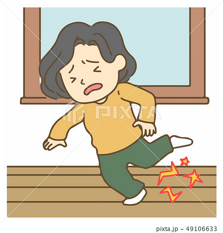 家の中でつまずく女性 49106633