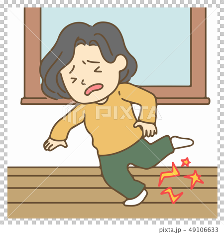 家の中でつまずく女性 49106633