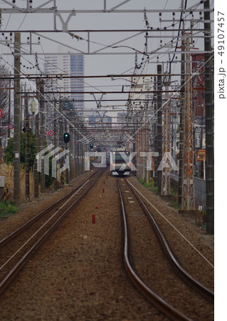 昭島駅に到着する青梅線 昭島駅に到着する青梅線 49107457