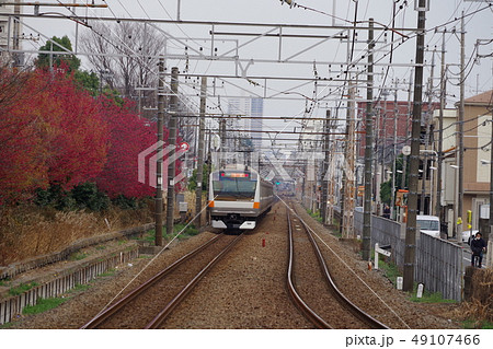昭島駅を出発する青梅線 昭島駅を出発する青梅線 49107466