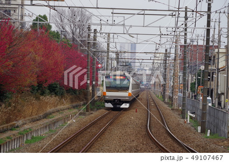 昭島駅を出発する青梅線 昭島駅を出発する青梅線 49107467