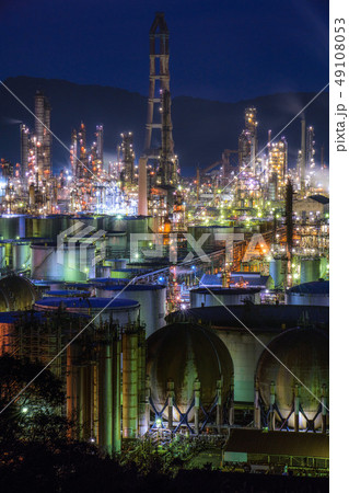 工場夜景（縦構図） 49108053