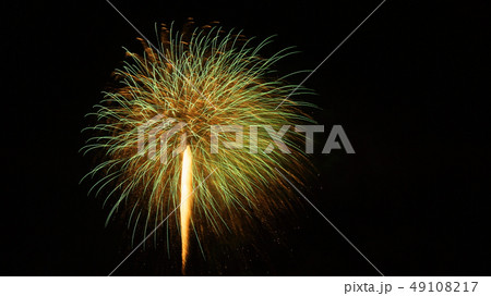 打ち上げ花火　緑色　ワイド 49108217