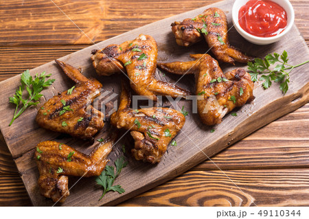 Grilled chicken wings with tomato sauce Grilled chicken wings with tomato sauce 49110344