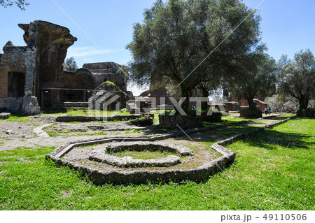 ハドリアヌスの別荘（ヴィッラ・アドリアーナ）　図書館と緑の広場【ティヴォリ、イタリア】 49110506