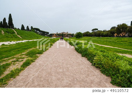 ローマ市内の古代遺跡（イタリア）　チルコ・マッシモ 49110572