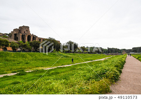 ローマ市内の古代遺跡(イタリア) チルコ・マッシモとパラティーノの丘 ローマ市内の古代遺跡(イタリア) チルコ・マッシモとパラティーノの丘 49110573
