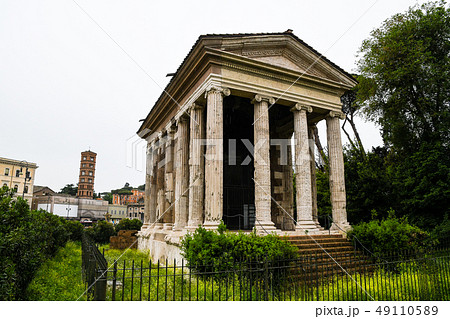 ローマ市内の古代遺跡（イタリア）　フォルム・ボアリウム（フォロ・ボアリオ）のポルトゥヌス神殿 49110589