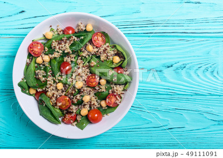 Spinach salad with quinoa , tomatoes and chickpea Spinach salad with quinoa , tomatoes and chickpea 49111091