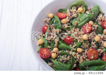 Spinach salad with quinoa , tomatoes and chickpea 49111094