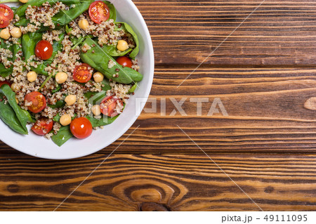 Spinach salad with quinoa , tomatoes and chickpea 49111095