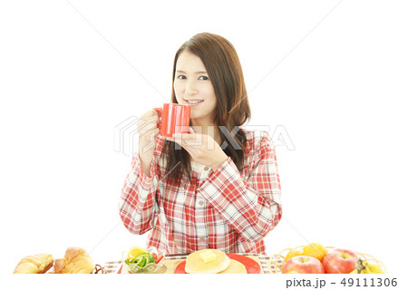 朝食を食べる女性 49111306