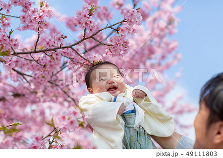 桜と家族写真 49111803