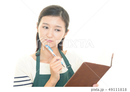悩む主婦 49111818
