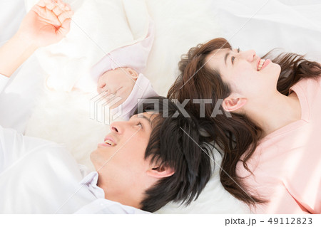 夫婦と赤ちゃん 夫婦と赤ちゃん 49112823