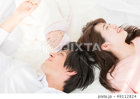 夫婦と赤ちゃん 49112824