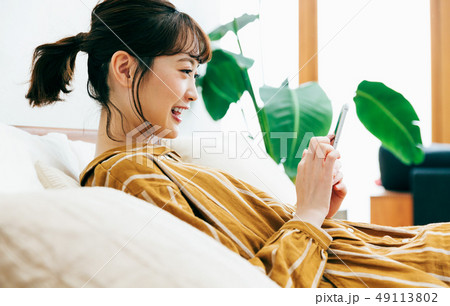 スマホ スマートフォン 女性 49113802