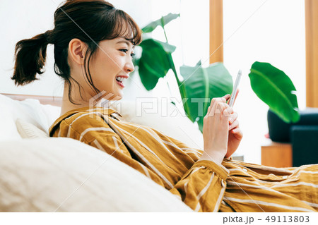 スマホ スマートフォン 女性 49113803