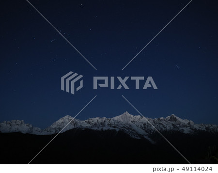 中国雲南省・徳欽 早朝の梅里雪山と星空/ stars and Mt. Meili at dawn 49114024