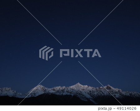 中国雲南省・徳欽 早朝の梅里雪山と星空/ stars and Mt. Meili at dawn 中国雲南省・徳欽 早朝の梅里雪山と星空/ stars and Mt. Meili at dawn 49114026