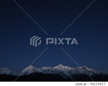 中国雲南省・徳欽 早朝の梅里雪山と星空/ stars and Mt. Meili at dawn 中国雲南省・徳欽 早朝の梅里雪山と星空/ stars and Mt. Meili at dawn 49114027