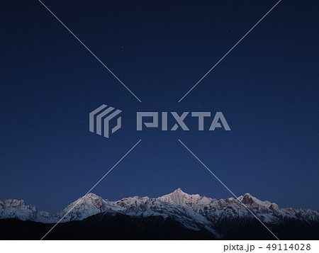 中国雲南省・徳欽 早朝の梅里雪山と星空/ stars and Mt. Meili at dawn 49114028