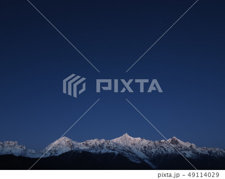 中国雲南省・徳欽 早朝の梅里雪山と星空/ stars and Mt. Meili at dawn 中国雲南省・徳欽 早朝の梅里雪山と星空/ stars and Mt. Meili at dawn 49114029