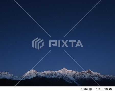 中国雲南省・徳欽 早朝の梅里雪山と星空/ stars and Mt. Meili at dawn 49114030