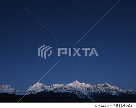 中国雲南省・徳欽 早朝の梅里雪山と星空/ stars and Mt. Meili at dawn 49114032