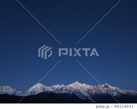 中国雲南省・徳欽 早朝の梅里雪山と星空/ stars and Mt. Meili at dawn 中国雲南省・徳欽 早朝の梅里雪山と星空/ stars and Mt. Meili at dawn 49114033