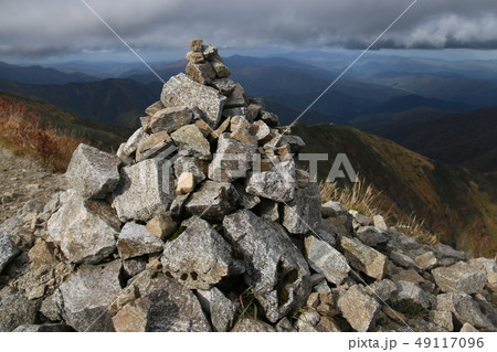 朝日連峰　秋の大朝日岳山頂 49117096