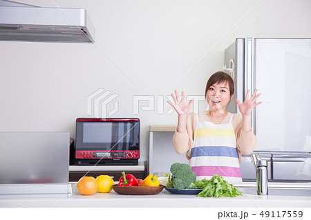 キッチンでびっくりする女性 キッチンでびっくりする女性 49117559