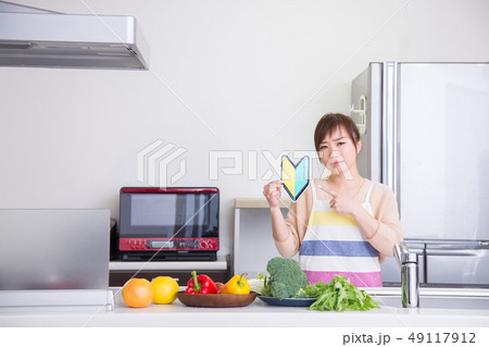 料理初心者の女性 49117912