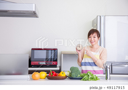 時短料理する女性 49117915