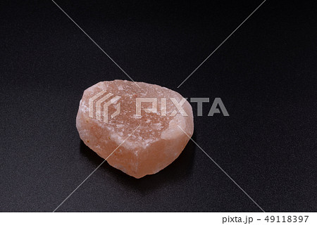 ヒマラヤ岩塩　黒背景 49118397
