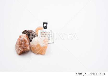 ヒマラヤ岩塩　白背景 49118401