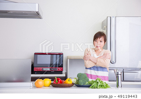 キッチンで寒がる女性 キッチンで寒がる女性 49119443