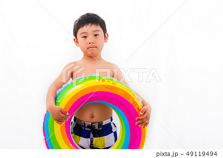 男の子　浮き輪　水着　夏イメージ 49119494