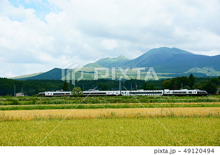 阿蘇のカルデラの中を走る特急あそぼーい！ 49120494