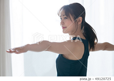 ヨガをする若い女性　日本人　英雄のポーズ　ホットヨガ 49120725