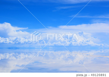 雨季のウユニ塩湖 鏡面反射 雨季のウユニ塩湖 鏡面反射 49120891