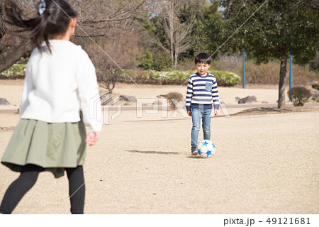 公園でサッカーをする子供 公園でサッカーをする子供 49121681